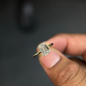 Bague solitaire de luxe en diamant de laboratoire pour femme, idéale pour les fiançailles, les mariages et les cadeaux d'anniversaire, disponible pour l'exportation. - Product Image 3