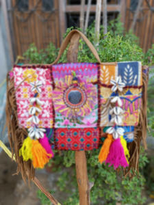 Sac fourre-tout indien fait main en patchwork avec franges, sac à bandoulière brodé en coton ethnique avec pompons et miroir pour femme - Product Image 4