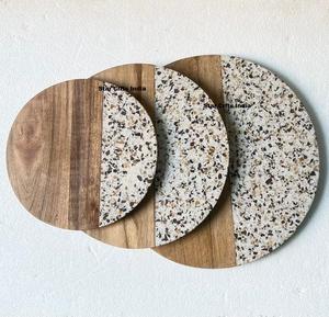 Planche à découper et à servir ronde en bois de manguier, design en résine tendance, finition blanchie, épaisseur 2 cm, passe au lave-vaisselle - Product Image 3