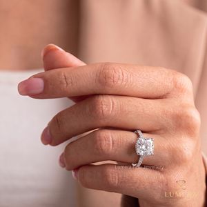 Anillo de promesa con diamante de corte cojín cultivado en laboratorio, certificado IGI, engaste de púas central con halo oculto bajo la galería y anillo pavé. - Product Image 1