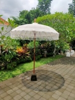Parapluie Art Déco de Bali Fait Main de Haute Qualité avec Logo Personnalisé, Cadre en Bois de Teck pour la Décoration de la Maison, des Restaurants et des Hôtels (Vente en Gros)
