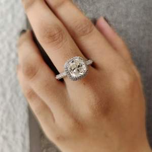 Anillo de Compromiso RITZIN RIH3340 con Moissanita Antigua, Anillo de Boda con Halo de Moissanita Único, Anillo de Oro Blanco para Mujer - Product Image 6