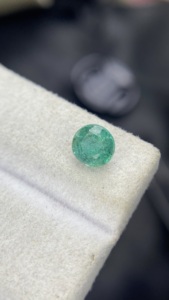 Esmeralda Zambiana Natural Certificada, Corte Redondo, con Buen Brillo, Piedra Preciosa Suelta para Joyería, 0.76 Quilates - Product Image 2