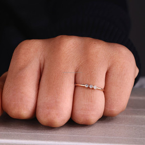 Bague de mariage minimaliste pour femme en or jaune massif 14 carats avec trois diamants brillants de laboratoire, empilable, certifiée IGI - Product Image 4