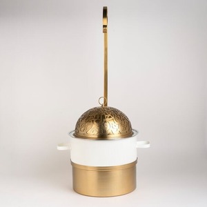 Plat de service de luxe de style arabe en or avec couvercle ajouré découpé au laser du Moyen-Orient et support métallique pour réceptions de mariage - Product Image 3