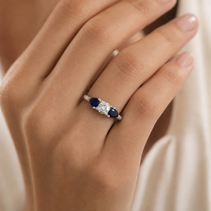 Anillo de Compromiso de Tres Piedras con Certificado IGI, Diamante Central Brillante Cultivado en Laboratorio, Piedras Laterales de Zafiro Azul Pera, Oro Blanco, OEM, ODM - Product Image 3