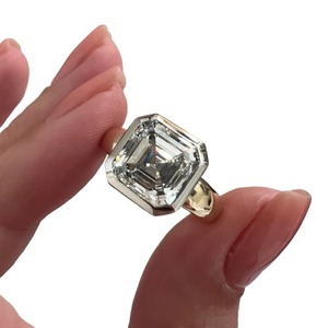 Bague de fiançailles moderne avec diamant de laboratoire taille Asscher de 3 carats et sertissage à griffes - Product Image 2