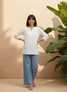 Tunique classique blanche en coton pour femme, col en V fantaisie, manches 3/4, longueur standard, unie, anti-humidité et séchage rapide, pour tenue décontractée ou de soirée - Product Image 6