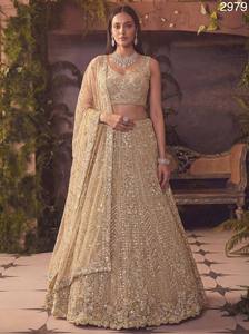 Lehenga Choli de mariée brodé en or avec dupatta en filet, tenue de mariage de luxe pour femmes - Product Image 2