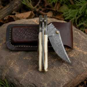 Couteau de chasse en acier Damas avec manche en os, lame à pointe tombante dentelée, ouverture par bouton de pouce, étui en cuir - Product Image 2