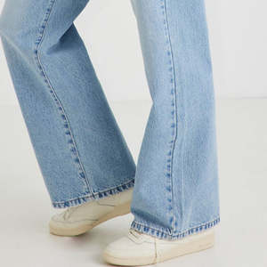 Jeans de Mujer al por Mayor para Otoño, Azul Lavado, Corte Acampanado, con Logotipo Personalizado, Cintura Alta, Botones Elásticos, Pantalones de Mezclilla - Product Image 2