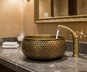 Vasques de salle de bain de luxe modernes en laiton martelé au design unique, à poser sur comptoir, pour hôtels, à prix abordable - Product Image 1