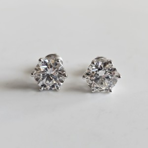 Boucles d'oreilles solitaires de luxe en platine 950 avec diamant de laboratoire VVS de 1 carat couleur E, sertissage couronne, certifiées IGI - Product Image 3