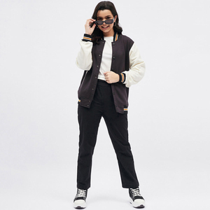 Chaqueta universitaria de cuero premium para mujer al por mayor con puños de punto acanalado, chaqueta bomber de invierno, proveedor B2B con logotipo personalizado - Product Image 3