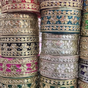 Encaje de borde Gota Patti para ropa étnica, vibrante adorno floral hecho a mano con cinta dorada para saris, dupattas, lehengas y trajes. - Product Image 2