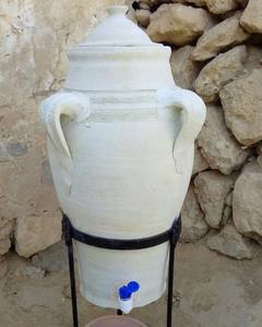 Enfriador de Agua Artesanal Étnico de Barro, Dispensador de Agua de Arcilla con Enfriamiento Natural, Grifo de Acero Inoxidable y Soporte Metálico - Product Image 1