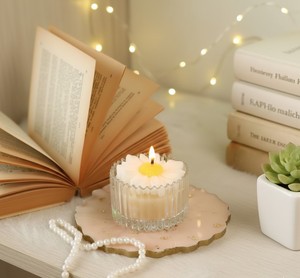 Bougie en cire de soja Pétale de marguerite, artisanat délicat, parfumée, écologique, faite à la main, moderne, pour Noël, avec une lueur chaleureuse et accueillante, pièce maîtresse - Product Image 3