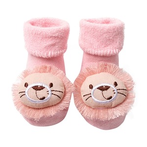 Chaussettes pour bébé en peluche 3D avec visage de lion mignon, en coton rouge tricoté, antidérapantes, design mignon pour 0,5 à 3 ans, à porter en hiver - Product Image 2