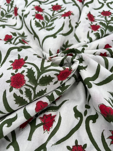 Tissu 100% Coton Écologique Léger Imprimé à la Main Motif Floral Rouge Sanganeri Blanc Indien pour Robes de Garçons et Filles - Product Image 2