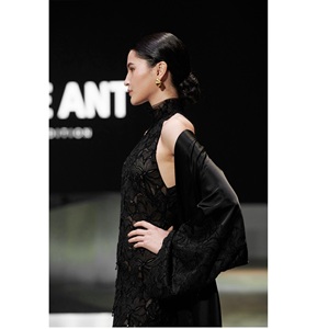 Nueva Colección de Vestidos Casuales para Mujer, Elegante Vestido Largo LILIAN con Cuello Halter, Corte Ajustado, Suavidad Mejorada, Apliques de Encaje y Cristales - Product Image 3