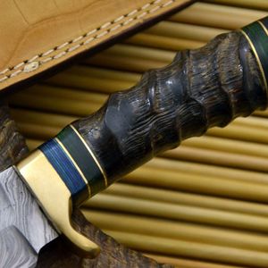 Couteau de chasse et de camping en acier Damas de haute qualité, manche en bois de cerf avec étui en cuir - Product Image 6