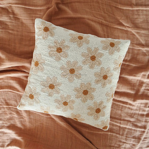 Funda de Almohada Decorativa con Diseño de Bastón de Caramelo, Adorno Navideño con Cuentas Hechas a Mano y Detalles de Bayas de Acebo - Product Image 3