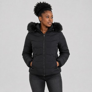 Chaqueta acolchada de plumón para mujer, diseño OEM personalizado, color blanco, con capucha de piel sintética, cierre completo y acolchado, ideal para el invierno. - Product Image 4