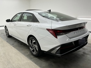 Équipements de luxe pour Elantra SEL : Navigation, sièges en cuir, phares à LED, transmission automatique, toit ouvrant, caméra 360° arrière - Product Image 3