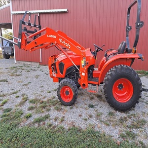 รถแทรกเตอร์ขนาดเล็ก Kubota L3302 ขับเคลื่อน 4 ล้อ พร้อมเครื่องยนต์ดีเซล 33 แรงม้า ประสิทธิภาพทรงพลัง ตัวเลือกเกียร์ HST โครงสร้างแข็งแรงทนทาน - Product Image 5