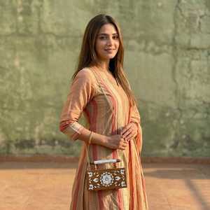 Pochette élégante en bois avec incrustation de nacre, style designer, surface polie de luxe, pour la mode nuptiale moderne et les festivals - Product Image 4