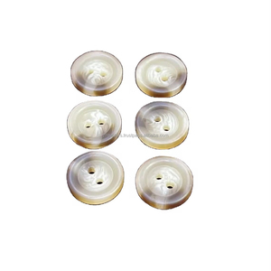 Chemises pour hommes et femmes avec divers motifs corne de buffle boutons noirs vierges rectangles carrés en forme de cœur pour l'exportation en Inde - Product Image 1