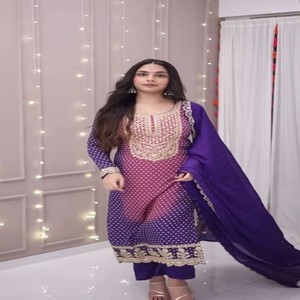 Conjunto de pantalón y kurta Chinon VASTRA COTTAGE con bordado de lentejuelas, dupatta Chinon, kurta larga con atuendo étnico para fiestas. - Product Image 1