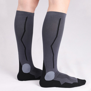 Nouvelles Chaussettes de Football Noires Auto-Chauffantes pour Hommes, Logo Personnalisé, Antidérapantes, en Nylon, Commande Minimale 10 Paires, Origine Pakistan - Product Image 6