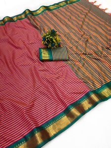 Este elegante conjunto presenta un clásico sari de algodón indio del sur tejido a mano, combinado perfectamente con una blusa sin coser a juego. - Product Image 2