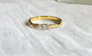 Anillo de tres piedras en plata 925 con baño de oro, anillo trilogía, anillo minimalista con circonitas, diseño de tres piedras, elegante joyería de compromiso. - Product Image 2