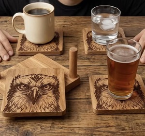Juego de Posavasos Cuadrados de Madera Hechos a Mano con Diseño de Águila, Tapetes y Almohadillas Rústicas de 10 cm de Diámetro, Acabado Natural, Accesorio Decorativo para Mesa - Product Image 3