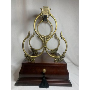 Estante para vinos vintage de madera con marco de metal bronce y cajón de almacenamiento para uso en bares domésticos - Product Image 1