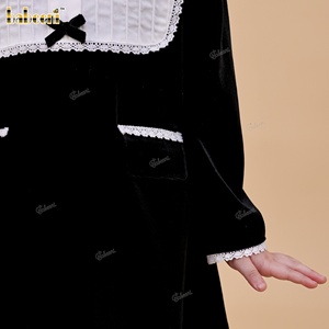 Robe en velours noir DR4506 pour enfants, style décontracté automne, motif floral, 100% coton, smockée à la main, silhouette trapèze, écologique - Product Image 2