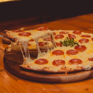 Planche à découper en bois d'acacia occidental (rond, 1,5 cm d'épaisseur) - Planche à pizza avec poignée 100% écologique - Product Image 5