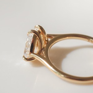Anillo de Compromiso con Moissanita Creada en Laboratorio, Corte Pera Marquise, 2.7CT, Toi Et Moi, Oro Amarillo de 14k, Dos Piedras, Banda Catedral, Certificado GRA - Product Image 4