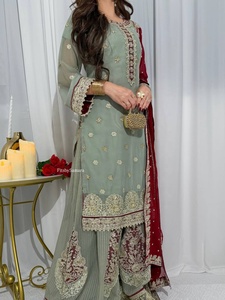 ชุดส่าหรีอินเดีย-ปากีสถานแบบดั้งเดิมสำหรับผู้หญิง พร้อมผ้าคลุมไหล่สีแดง ปักลายสวยงาม เหมาะสำหรับงานแต่งงาน - Product Image 2
