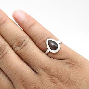 Bague de mariage éternelle en argent sterling 925 au design bohème classique, sertie d'une pierre précieuse opale noire taille poire, pour tous. - Product Image 4