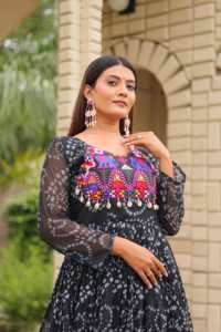 Robe spéciale Navratri en faux georgette Flair de 9 mètres, avec broderie de designer, travail de fils et de miroirs véritables, et dentelle Kodi. - Product Image 4