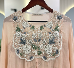 Conjunto de caftán y capa de diseñador Georgette |   Conjunto Étnico en Tonos Pastel con Cuello Bordado con Flores |   Traje Elegante para Fiesta de Eid - Product Image 5
