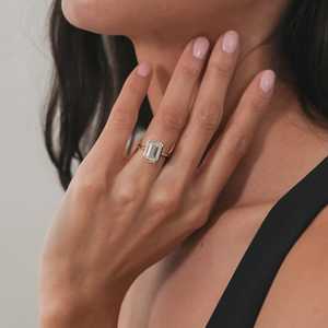 Bague Solitaire Minimaliste en Or Massif 14K 18K avec Diamant de Laboratoire Taille Émeraude de 1,50 Carat et Sertissage Complet, Bande de 1,8 mm – Vente en Gros - Product Image 2