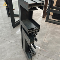 Fenêtres à persiennes verticales modernes en aluminium et verre, résistantes aux ouragans, avec moustiquaire en acier inoxydable et ouverture battante, style Trinité