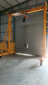 Grue portique mobile INOVIC CRM 15 tonnes de style européen |   Équipement de levage industriel, palan électrique jaune, garantie 1 an - Product Image 1