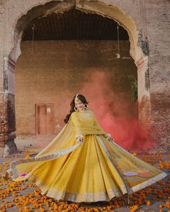 Salwar Kameez traditionnel indien en soie lourde brodée, coupe ajustée, avec dupatta de créateur, manches longues, prêt-à-porter - Product Image 2