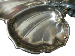 Assiette minimaliste en acier inoxydable argenté en forme de feuille, idéale pour servir des fruits coupés avec style, pour embellir la table à manger, en provenance d'Inde. - Product Image 4