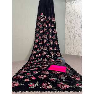 Sari artisanal magnifique pour les fêtes, en organza brodé avec des motifs floraux et des sequins. - Product Image 2